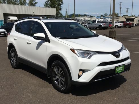 Used 2018 Toyota RAV4 XLE AWD/4WD image 9