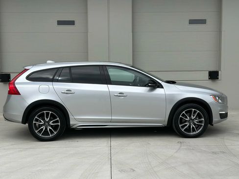 Used 2017 Volvo V60 T5 Cross Country w/ Convenience Package image 6
