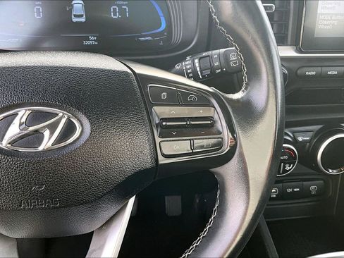 Used 2025 Hyundai Venue SEL FWD image 16