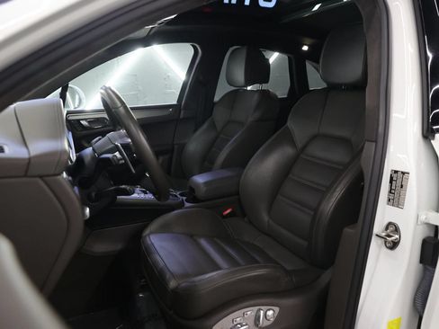 Used 2020 Porsche Macan Turbo AWD/4WD image 12