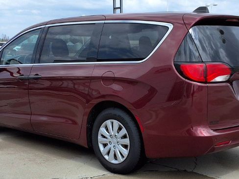 Used 2020 Chrysler Voyager L FWD image 6