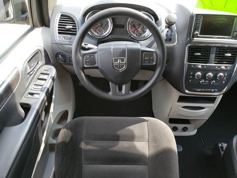 Used 2018 Dodge Grand Caravan SE w/ UConnect Hands-Free Group FWD image 15