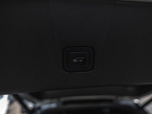 Used 2022 Chevrolet Traverse LT AWD/4WD image 35