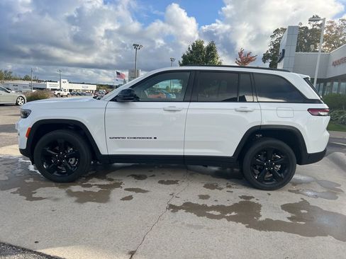 New 2025 Jeep Grand Cherokee Altitude AWD/4WD image 4