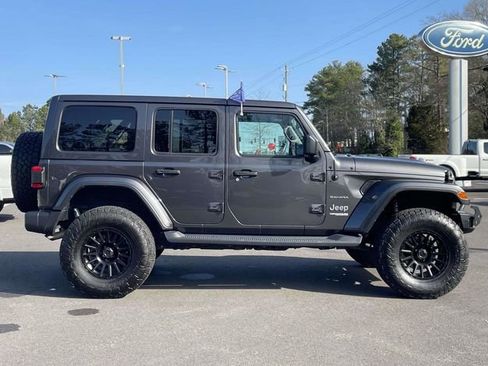 Used 2018 Jeep Wrangler Unlimited Sahara image 3