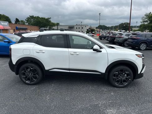 New 2025 Nissan Kicks SR FWD image 2