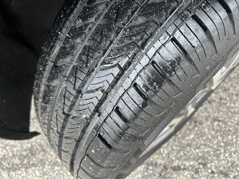 Used 2023 GMC Acadia SLE w/ Driver Convenience Package image 13