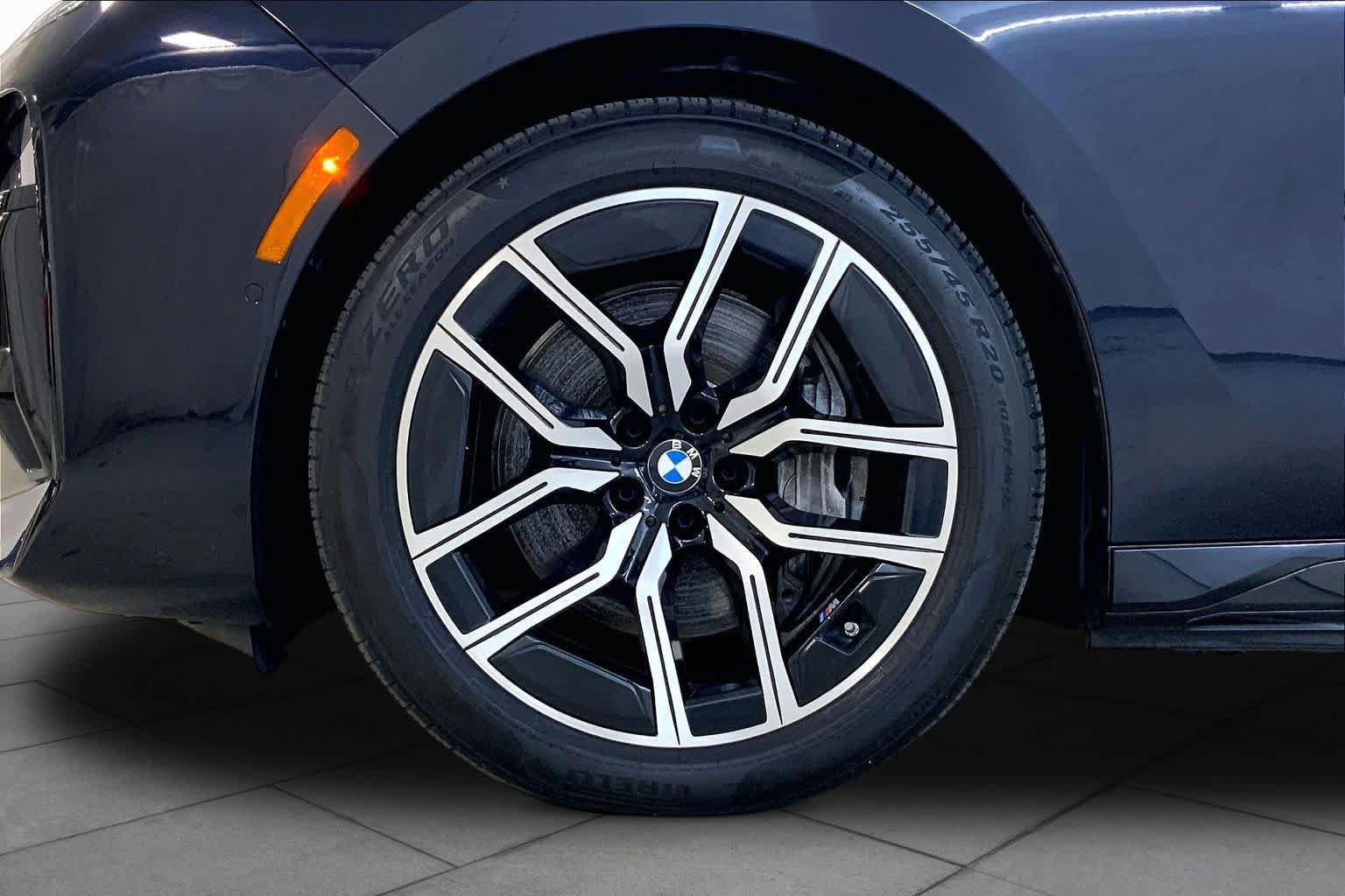 Used 2023 BMW i7 xDrive60 w/ Executive Package 2 AWD/4WD image 10