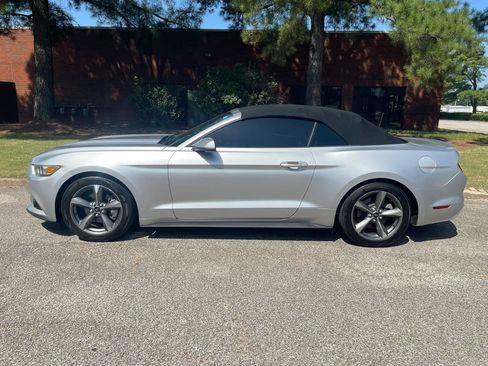 Used 2016 Ford Mustang Convertible w/ Equipment Group 051A RWD image 4