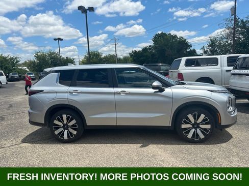 Used 2025 Mitsubishi Outlander SE FWD image 2