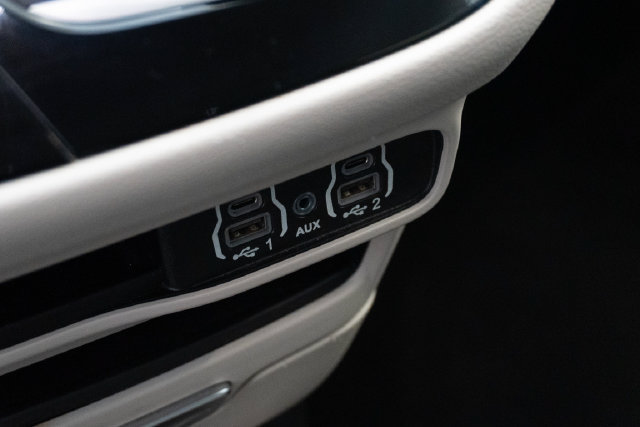 Used 2024 Chrysler Pacifica Touring-L FWD image 7