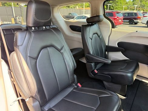 Used 2024 Chrysler Pacifica Touring-L FWD image 21