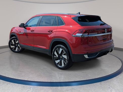 Used 2024 Volkswagen Atlas Cross Sport SE w/ Panoramic Sunroof Package FWD image 7