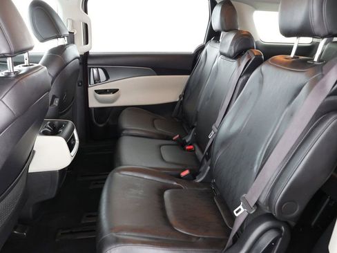 Used 2022 Kia Carnival LX image 21