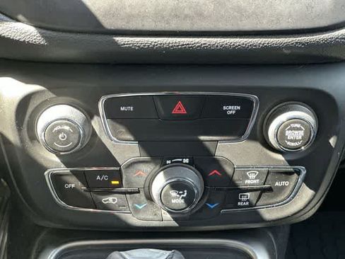 Used 2018 Jeep Compass Latitude w/ Popular Equipment Group AWD/4WD image 15