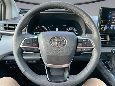 Used 2025 Toyota Sienna XLE FWD image 15