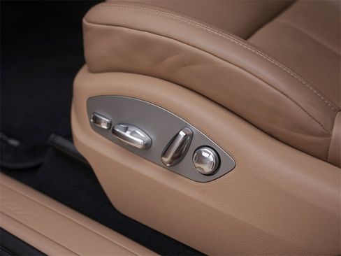 Certified 2025 Porsche Macan image 16