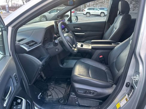 Used 2025 Toyota Sienna Platinum image 17