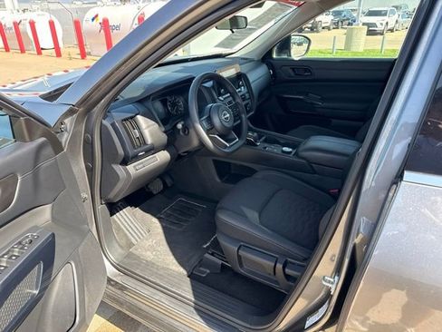Used 2025 Nissan Pathfinder S AWD/4WD image 14