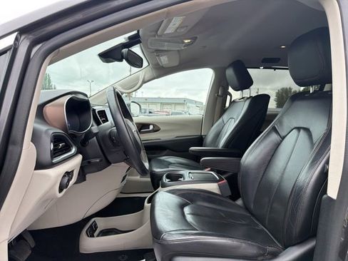 Used 2017 Chrysler Pacifica Touring-L Plus w/ Advanced Safetytec Group FWD image 24