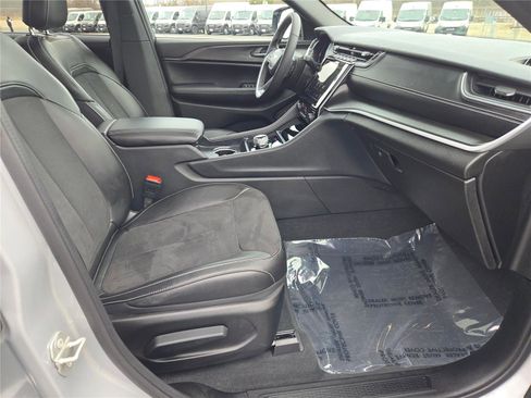 Certified 2024 Jeep Grand Cherokee Altitude image 9