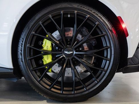 Used 2023 Aston Martin V8 Vantage Coupe RWD image 46