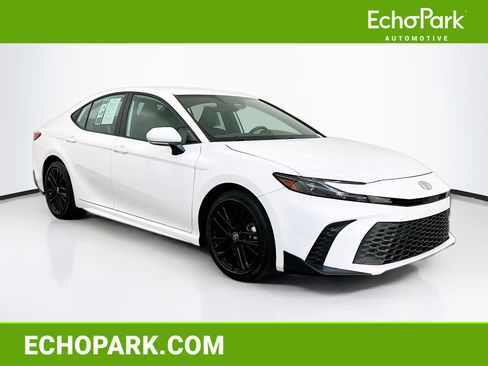 Used 2025 Toyota Camry SE image 1