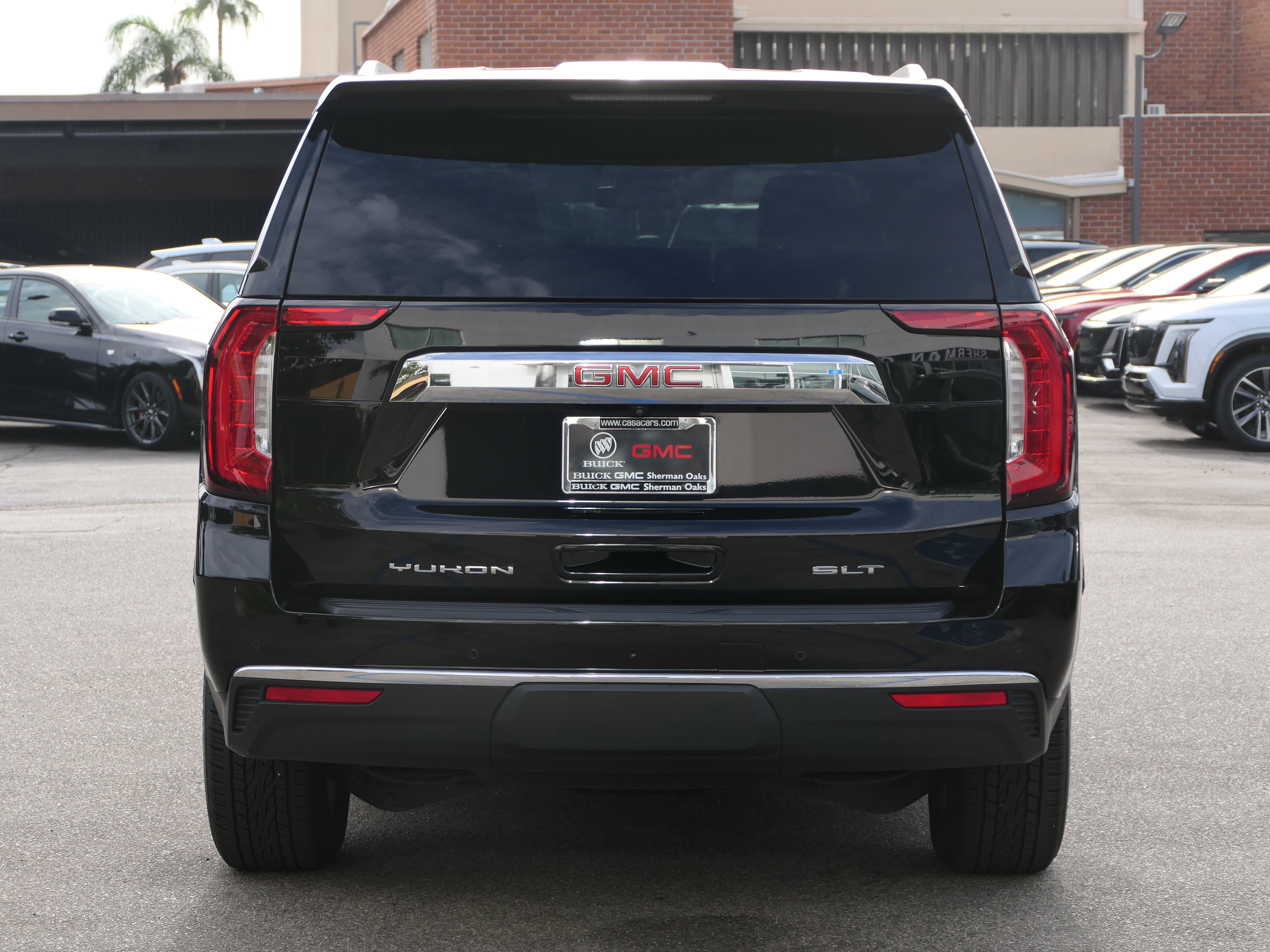 Used 2023 GMC Yukon SLT w/ SLT Premium Package AWD/4WD image 4