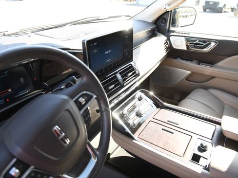 Used 2022 Lincoln Navigator Reserve AWD/4WD image 18