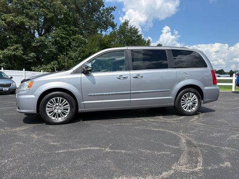 Used 2015 Chrysler Town & Country Touring-L w/ Driver Convenience Group FWD image 7