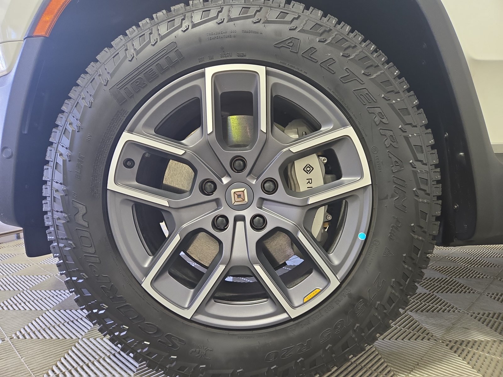 Used 2025 Rivian R1S Adventure Dual AWD/4WD image 9