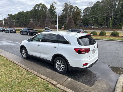 Used 2020 Kia Sorento LX image 4