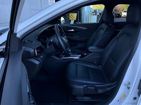 Used 2025 Buick Envista Sport Touring image 10