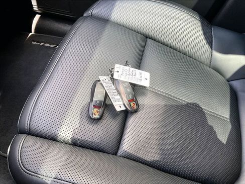 Certified 2025 Porsche Macan AWD/4WD image 16