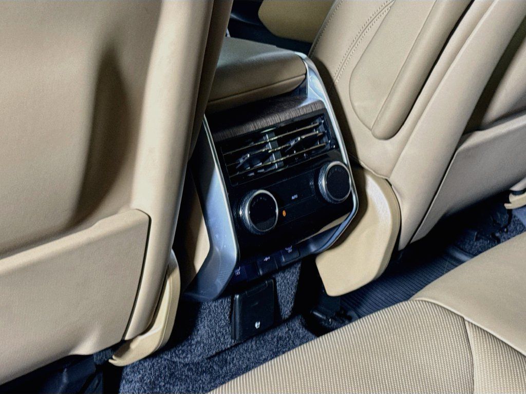 Used 2025 Land Rover Range Rover SE AWD/4WD image 18