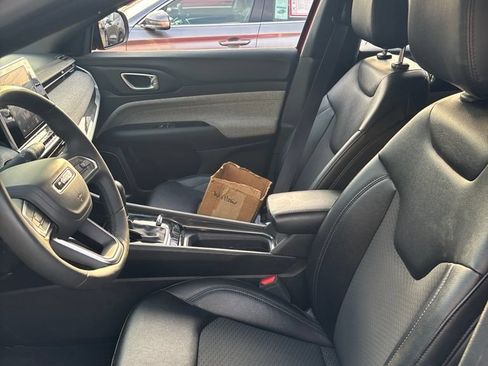 Used 2025 Jeep Compass Latitude w/ Sun & Sound Group AWD/4WD image 8