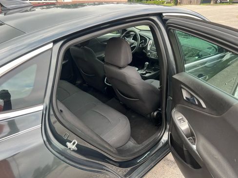 Used 2017 Chevrolet Malibu LT FWD image 3