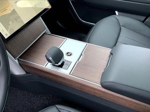 New 2025 Land Rover Range Rover Long Wheelbase SE image 8