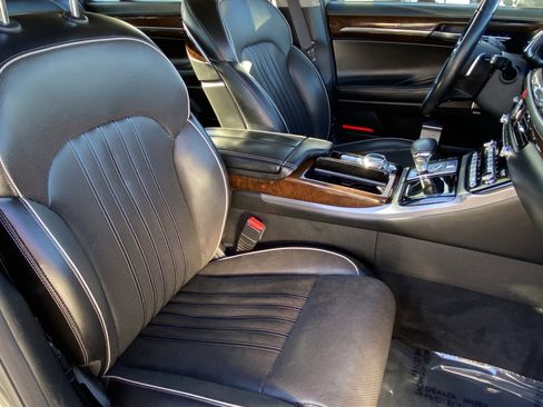 Used 2017 Genesis G90 3.3T Premium image 10