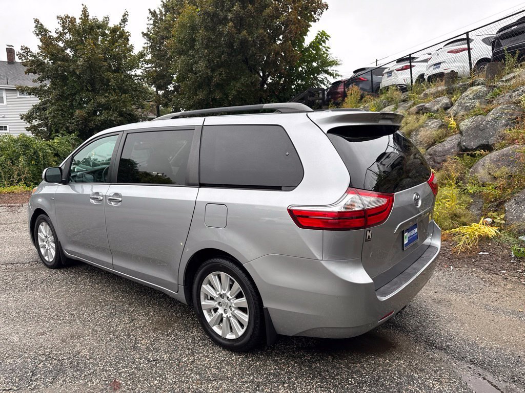 Used 2017 Toyota Sienna AWD image 4