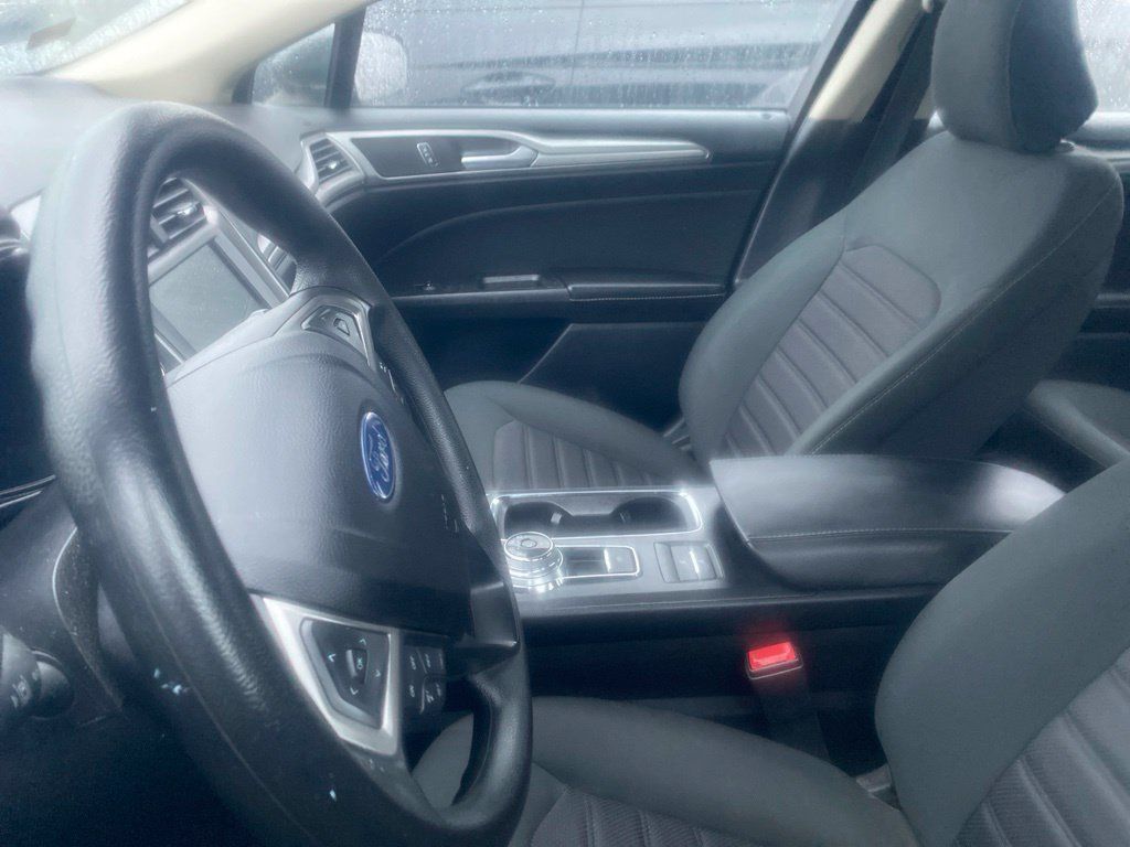 Used 2020 Ford Fusion SE FWD image 15