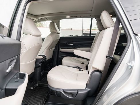 Used 2024 Toyota Grand Highlander Platinum image 28