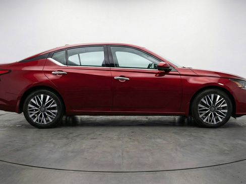 Used 2025 Nissan Altima 2.5 SV image 11