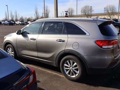 Used 2016 Kia Sorento LX w/ LX Convenience Package image 3