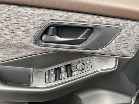 Used 2023 Nissan Rogue S image 11