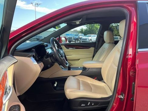 Used 2019 Cadillac XT5 Luxury FWD image 2