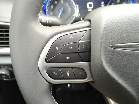 Used 2026 Chrysler Pacifica Select FWD image 41