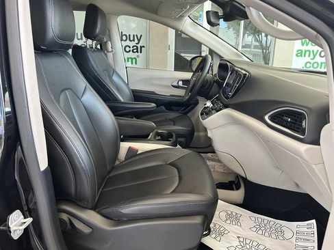 Used 2024 Chrysler Pacifica Touring-L FWD image 20