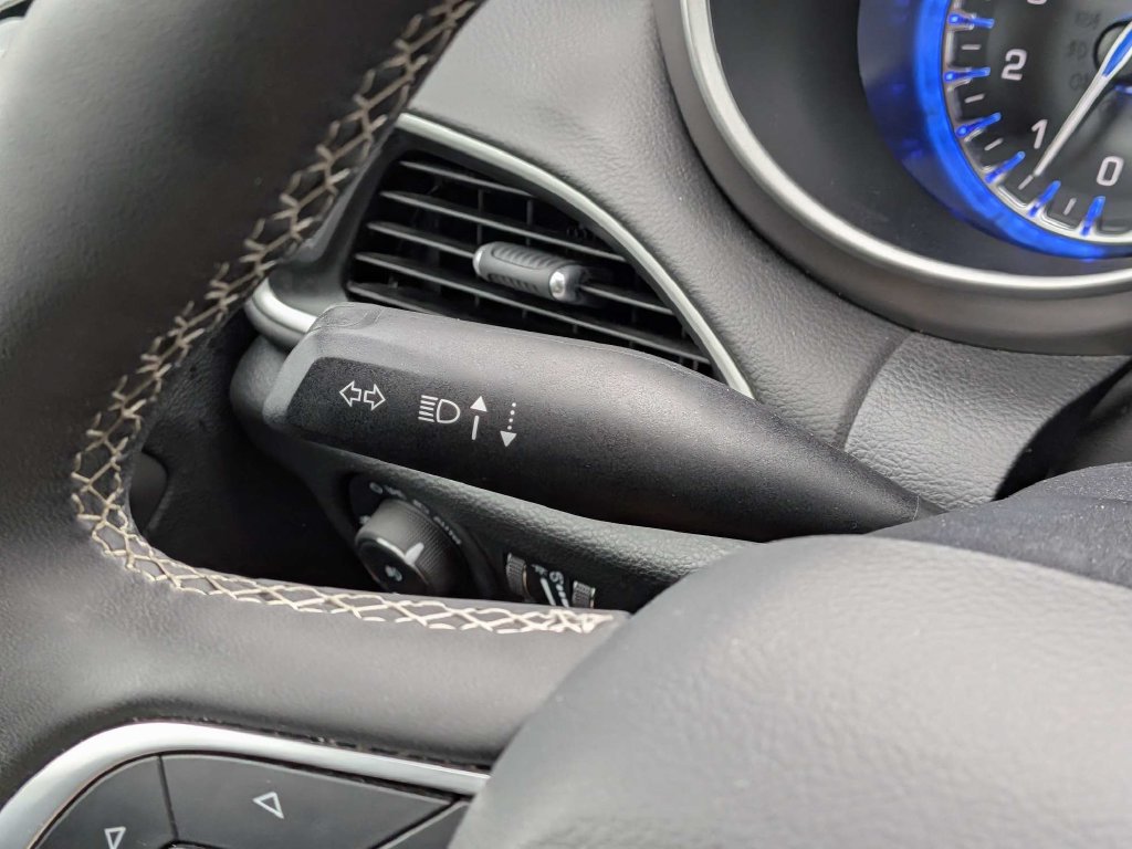 Used 2025 Chrysler Pacifica Select FWD image 25