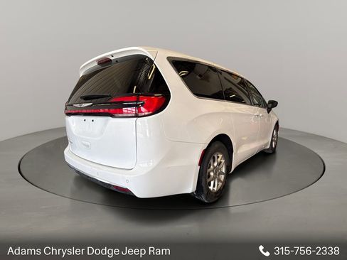 Used 2024 Chrysler Pacifica Touring-L FWD image 6